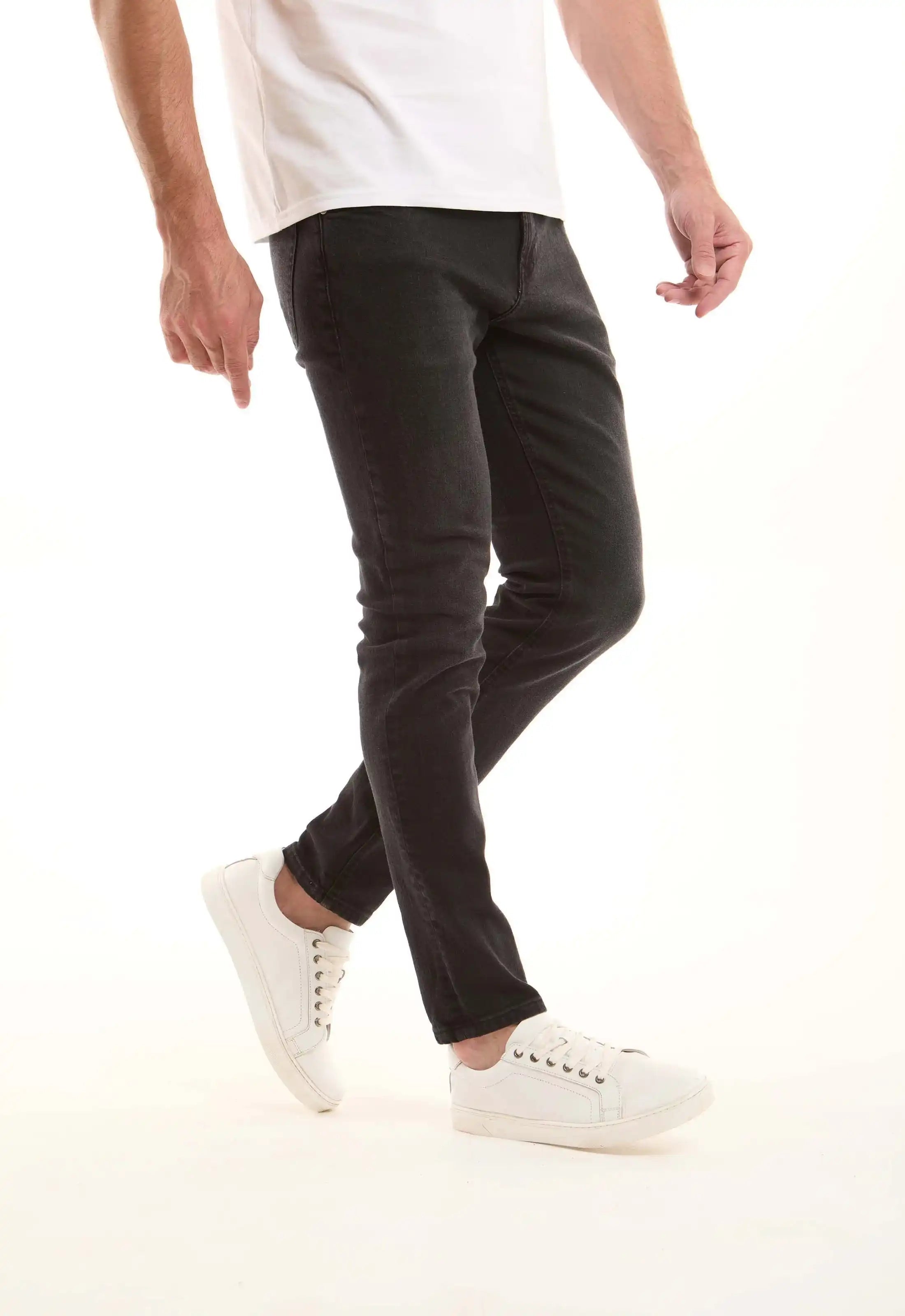 جينز أسود بقصة Slim Fit