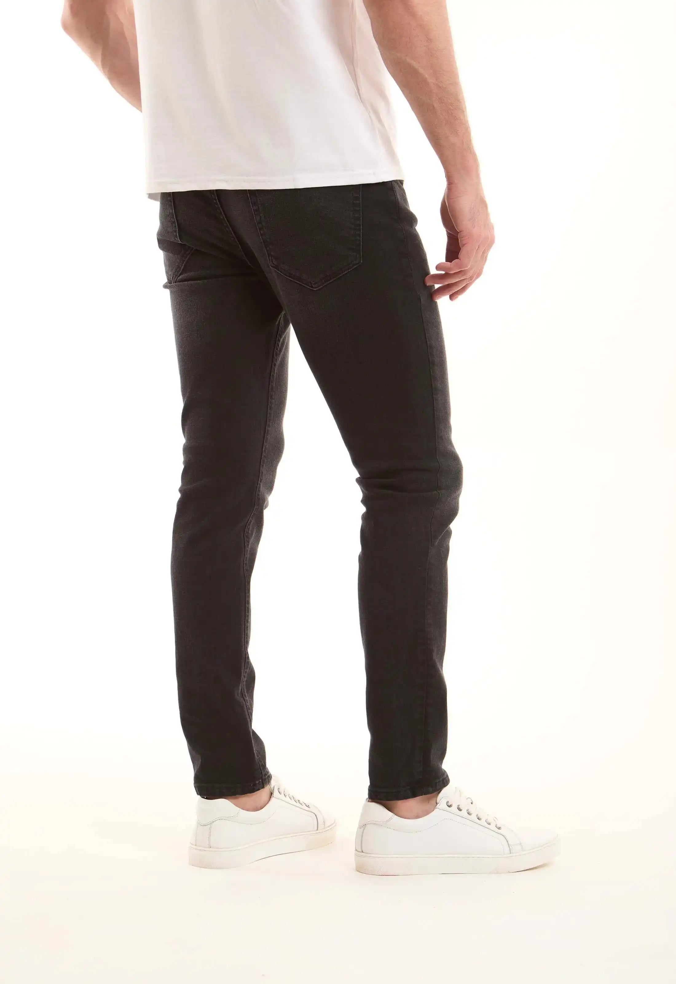 جينز أسود بقصة Slim Fit