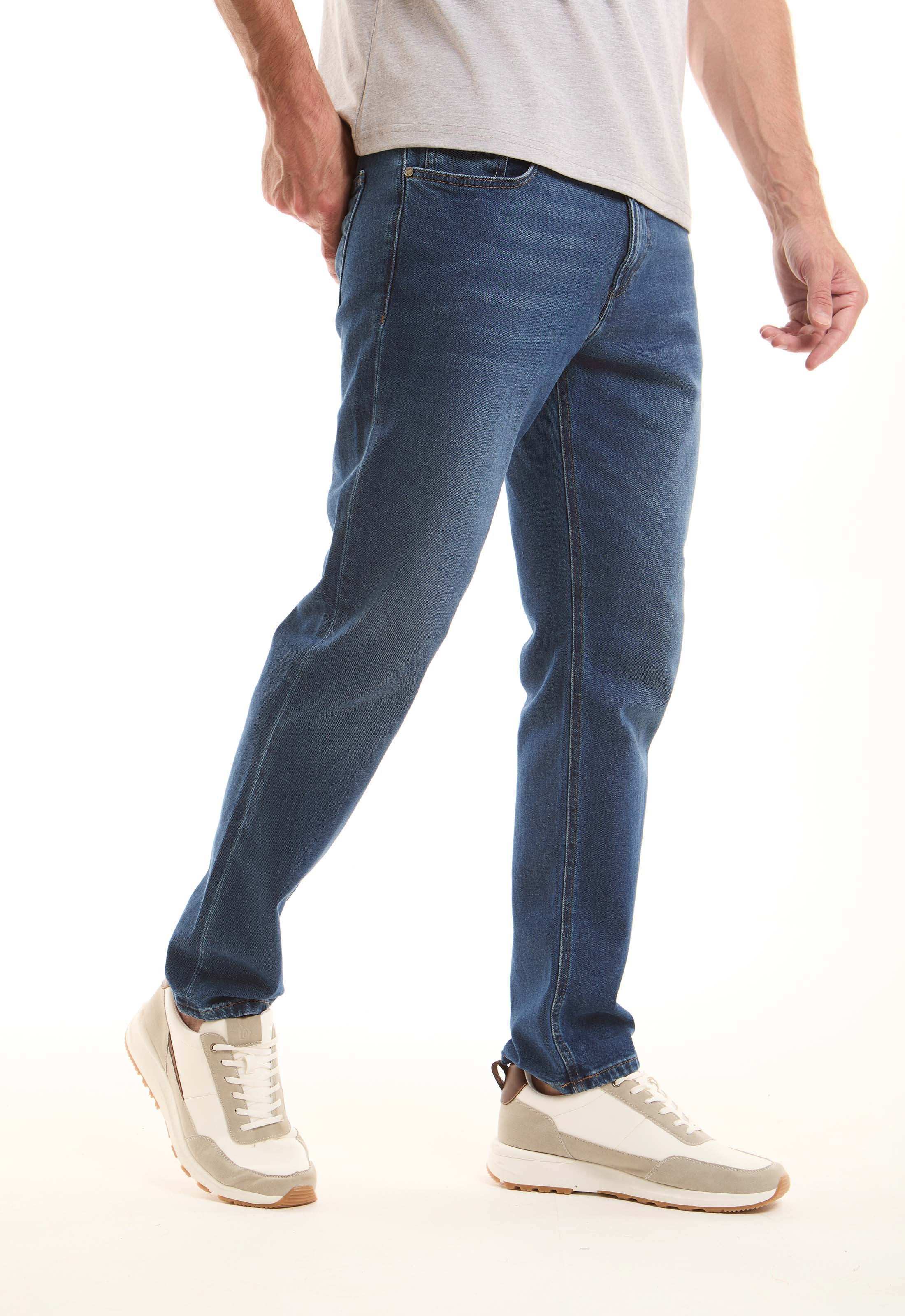جينز أزرق بقصة Slim Fit