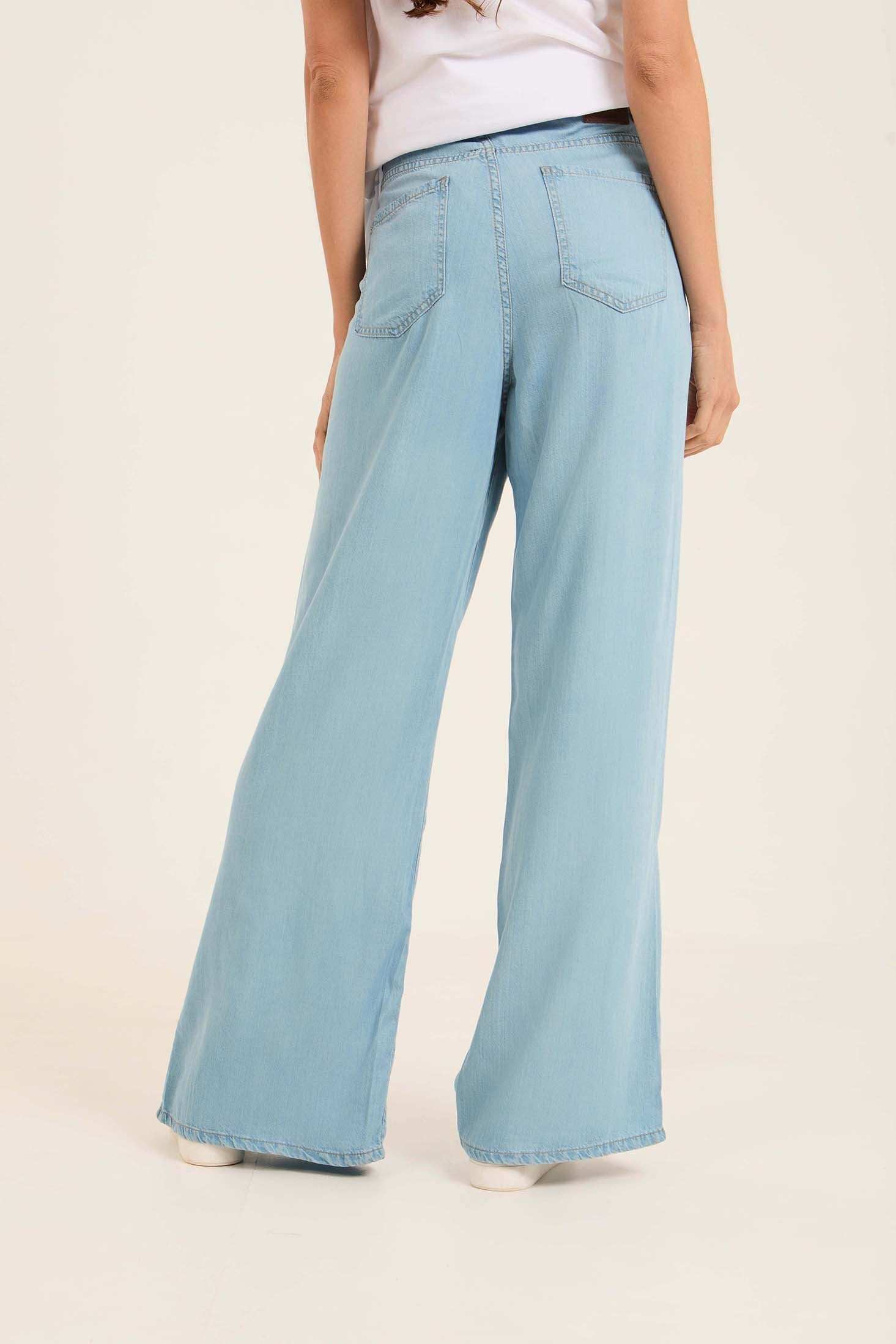 بنطلون بقصة رجل واسعة مفتوح بالجنب