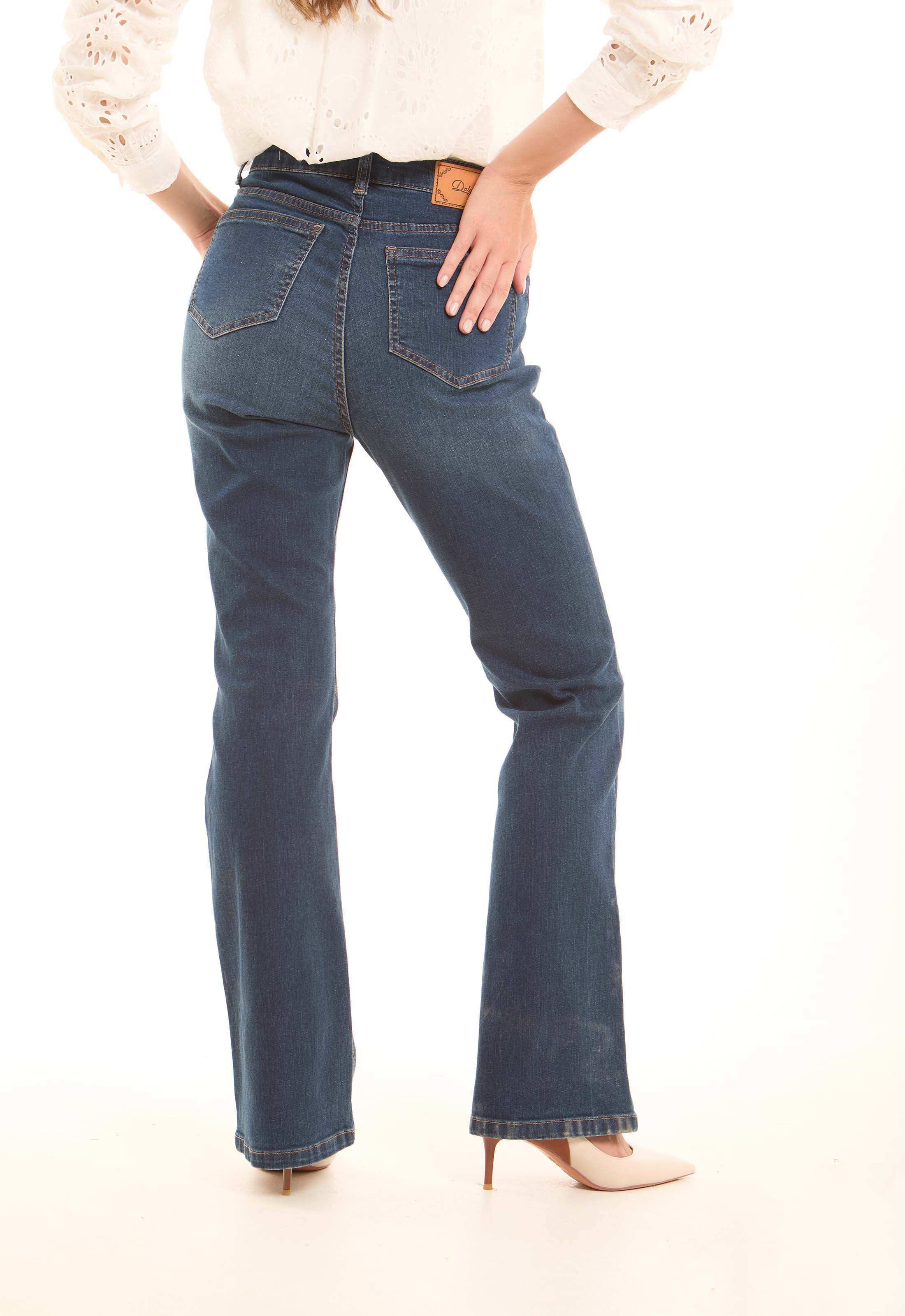بنطلون جينز أزرق غامق بقصة Bootcut