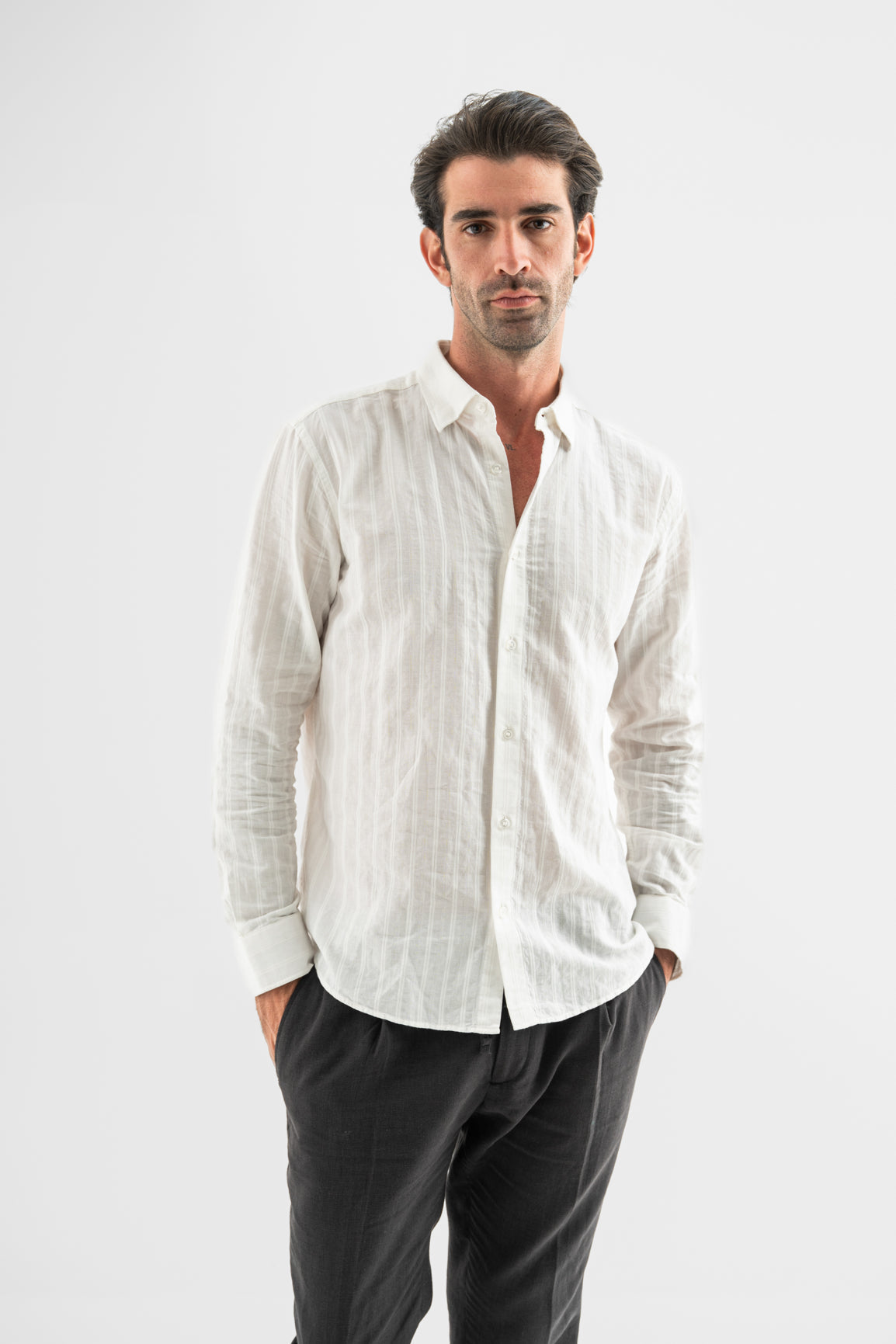 قميص أبيض قطني بملمس بارز