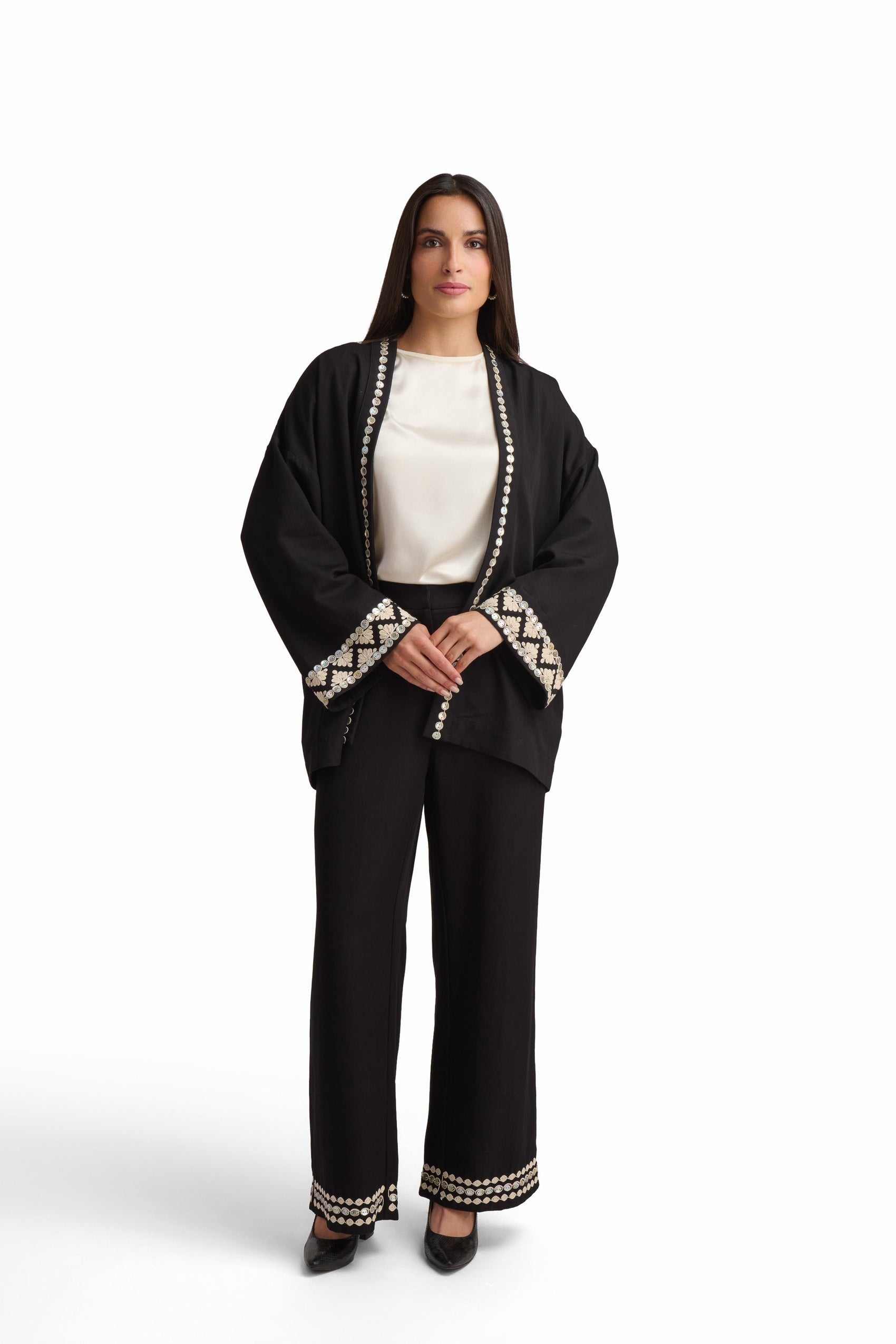 كارديغان أسود مفتوح مزين بالتطريز