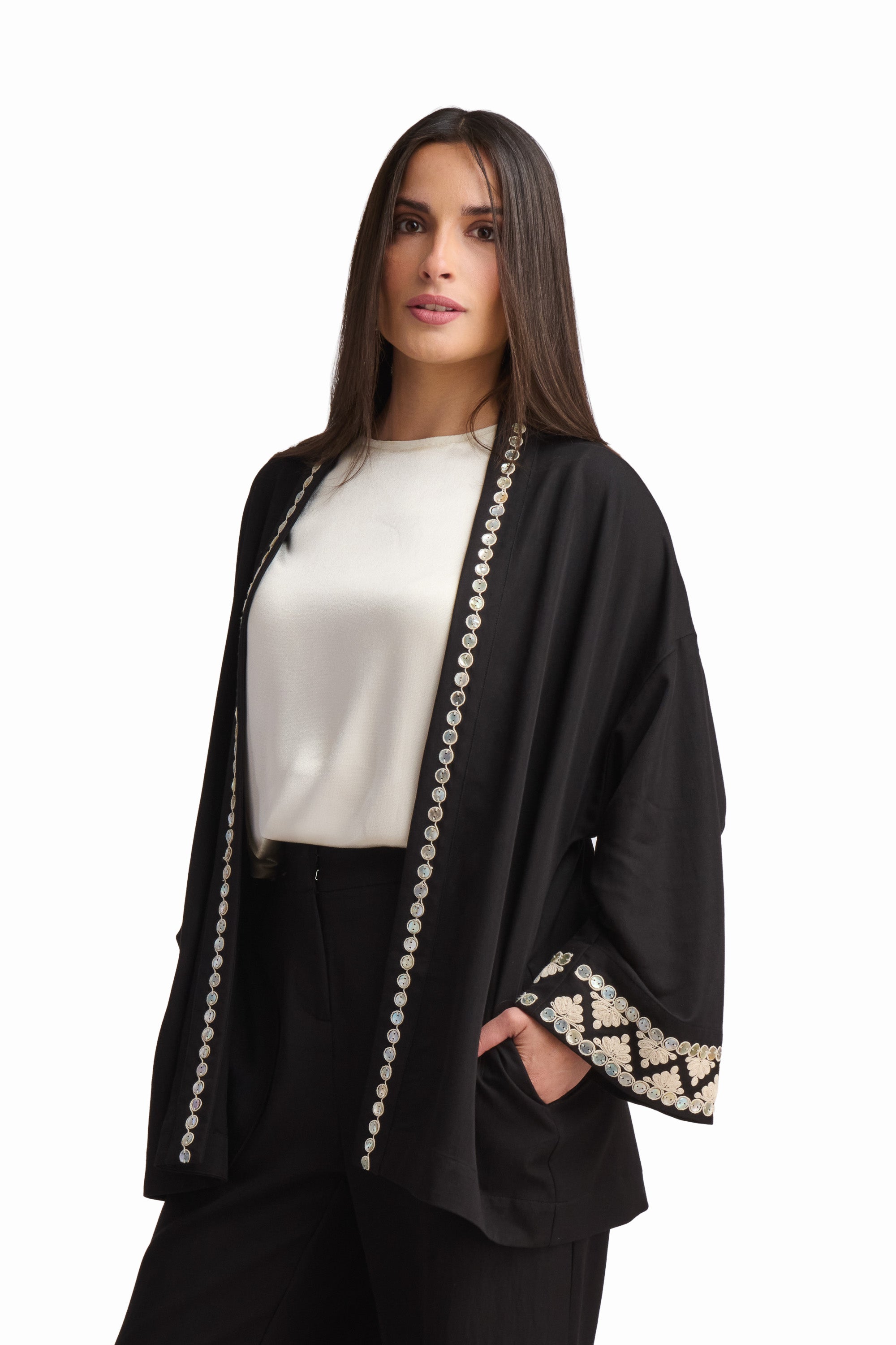 كارديغان أسود مفتوح مزين بالتطريز