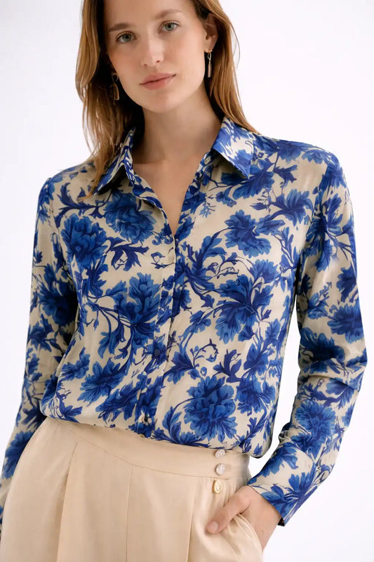 قميص بطبعة زرقاء بنقشة فنية